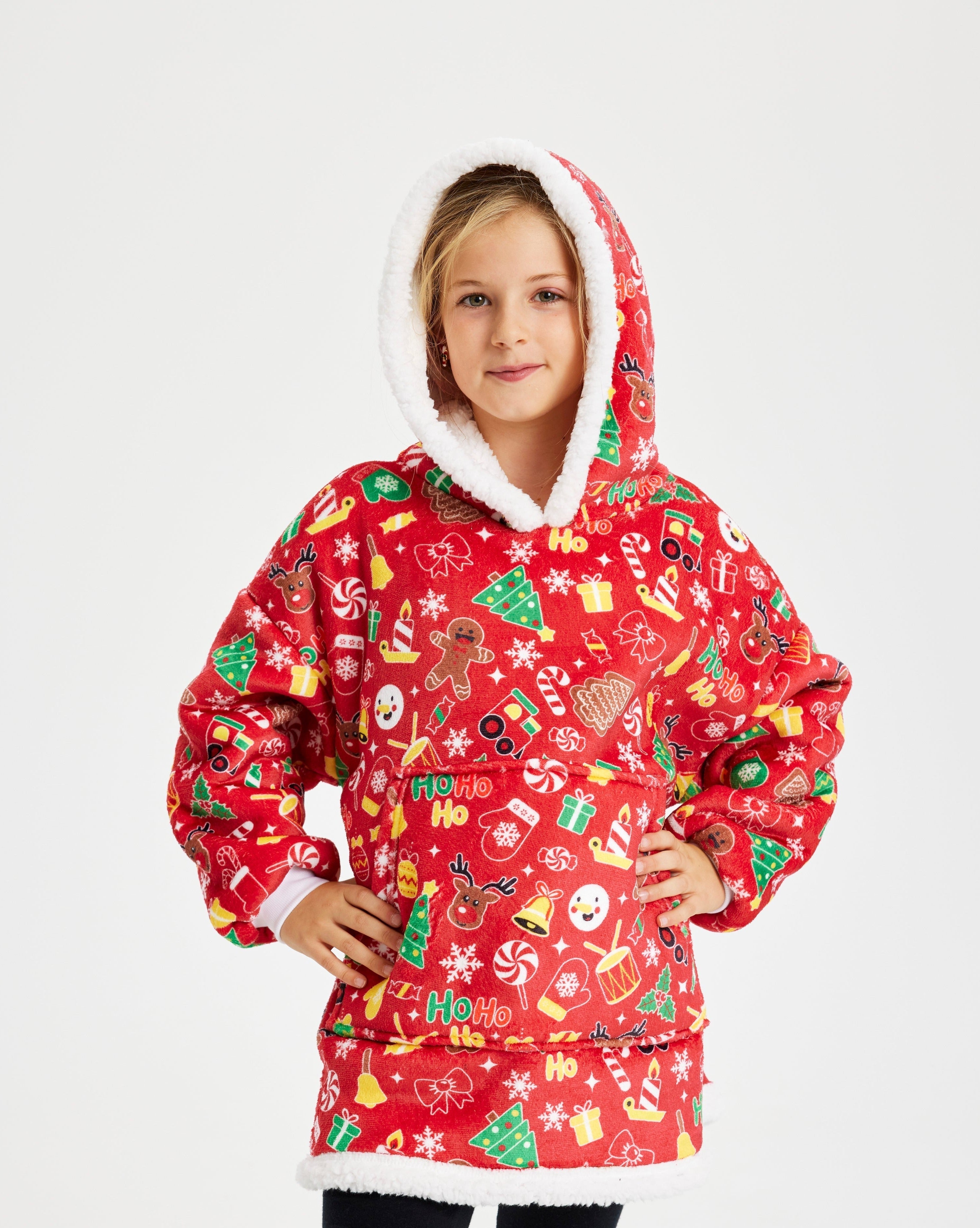 Een lachend kind met een rode kerstmuts.